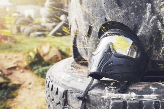 Terrain de paintball aménagé avec équipements et zones de jeu variées